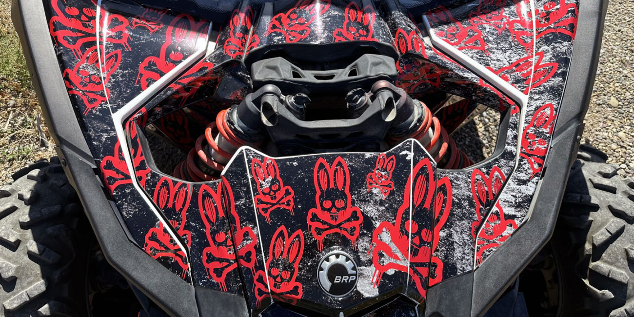 Los Mal Portados Can-Am hood